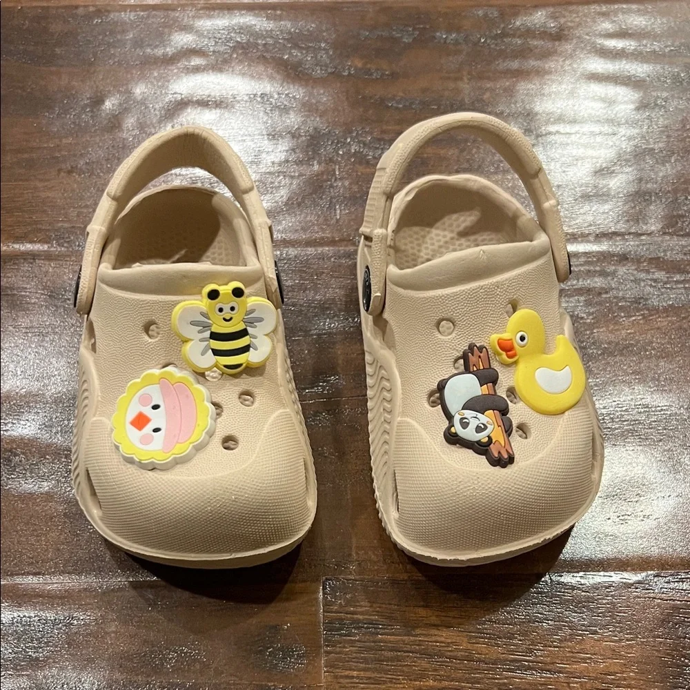 Kids Beige Clogs with Fun Charms SIze 12-18 Months (Size 4- 4.5 ) - Picture 2 of 8